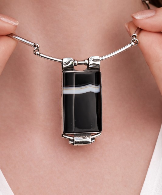 Hõbedane kaelakee ahhaadiga ripatsiga