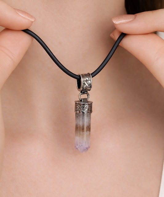 Hõbedast ripats ametüsti ja tsirkoonidega