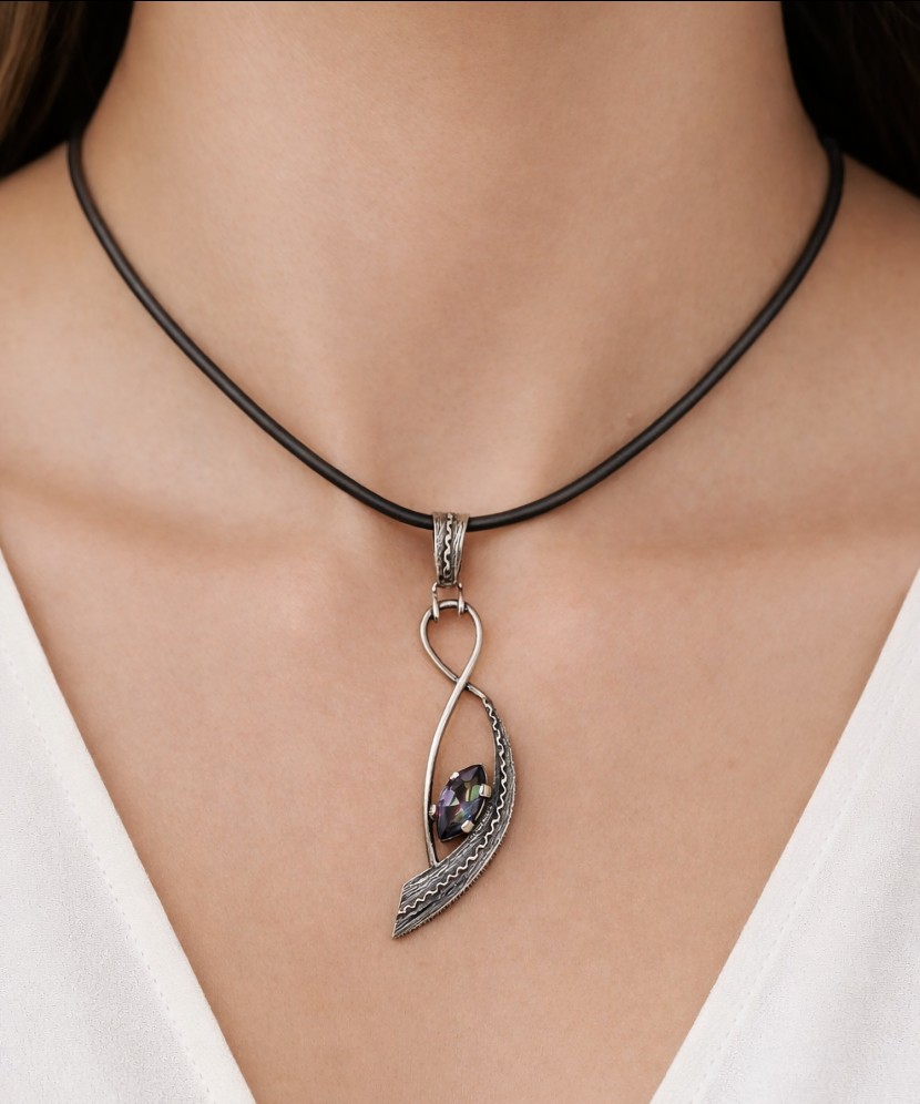 Серебряный кулон с мистическим топазом