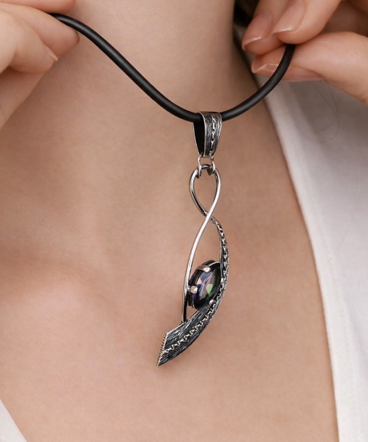 Hõbedane ripats müstilise topaasiga