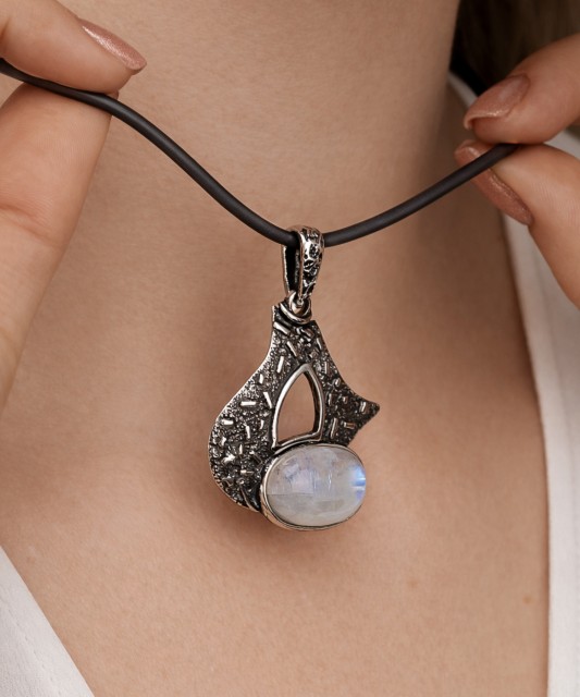 Серебряный кулон с лунным камнем