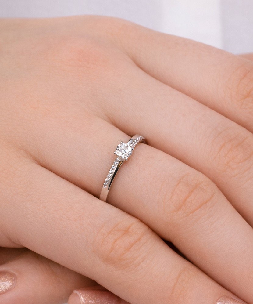 Valgest kullast sõrmus tsirkoonidega