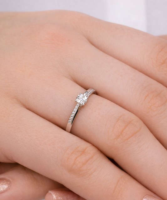 Valgest kullast sõrmus tsirkoonidega