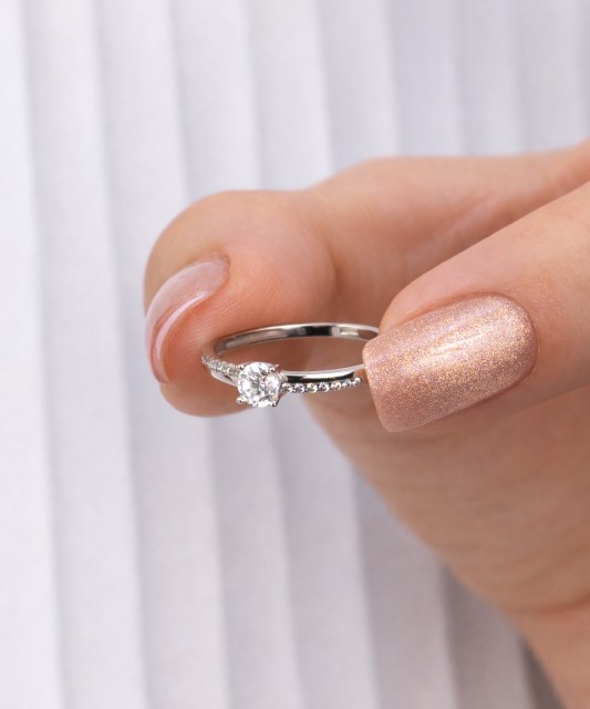 Valgest kullast sõrmus tsirkoonidega