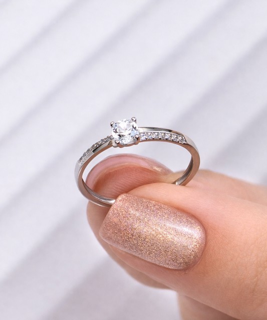 Valgest kullast sõrmus tsirkoonidega