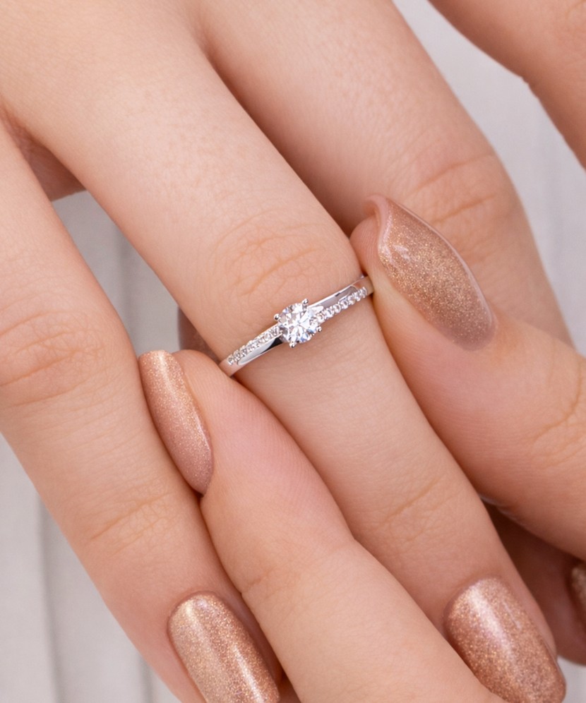 Valgest kullast sõrmus tsirkoonidega