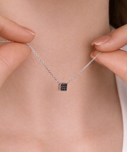 Серебряная цепочка с подвеской из циркона