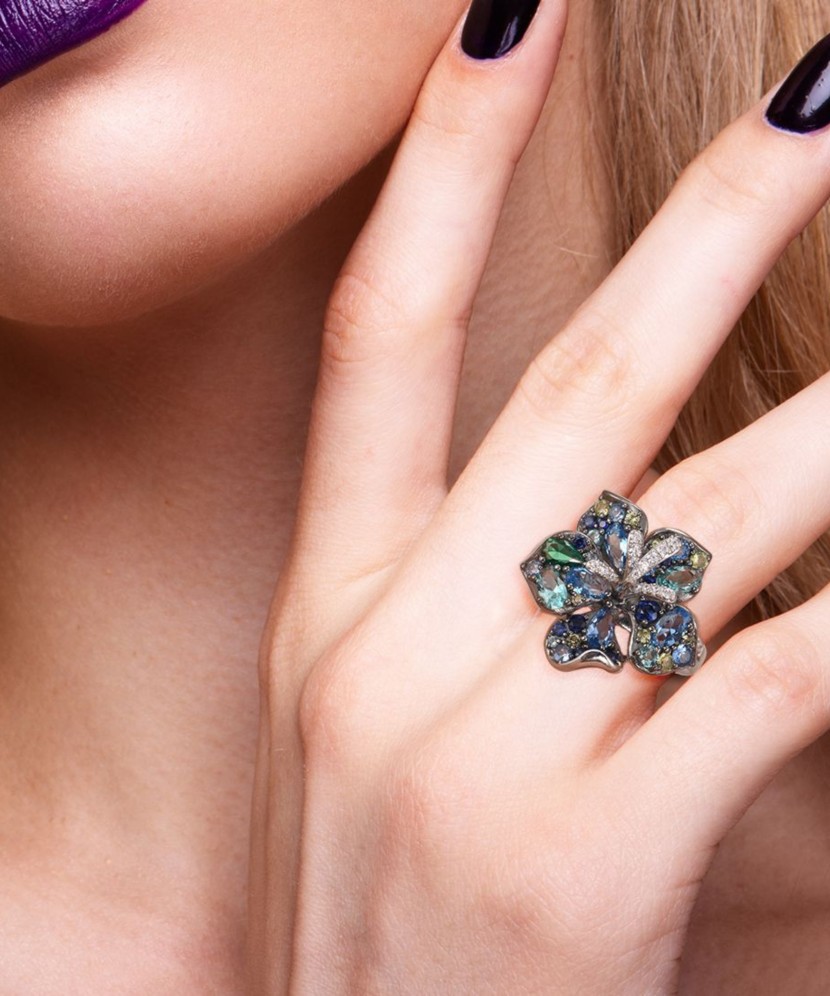 Hõbesõrmus tsirkoonide ja spinellidega "Lill"