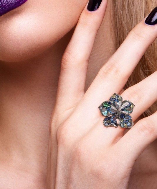 Hõbesõrmus tsirkoonide ja spinellidega "Lill"