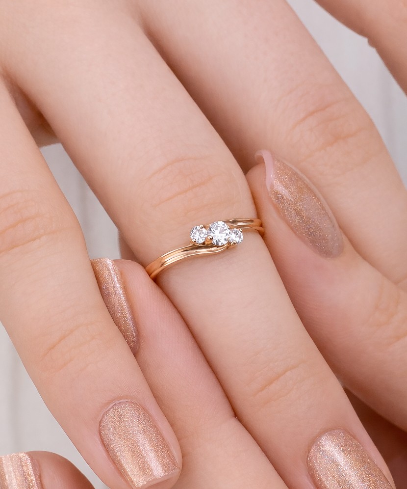 Kuldsõrmus tsirkoonidega