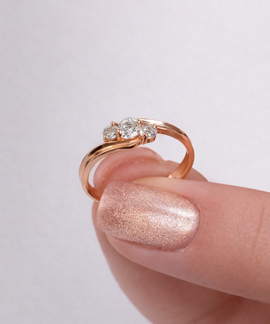 Kuldsõrmus tsirkoonidega