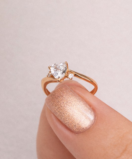 Kuldsõrmus tsirkoonidega