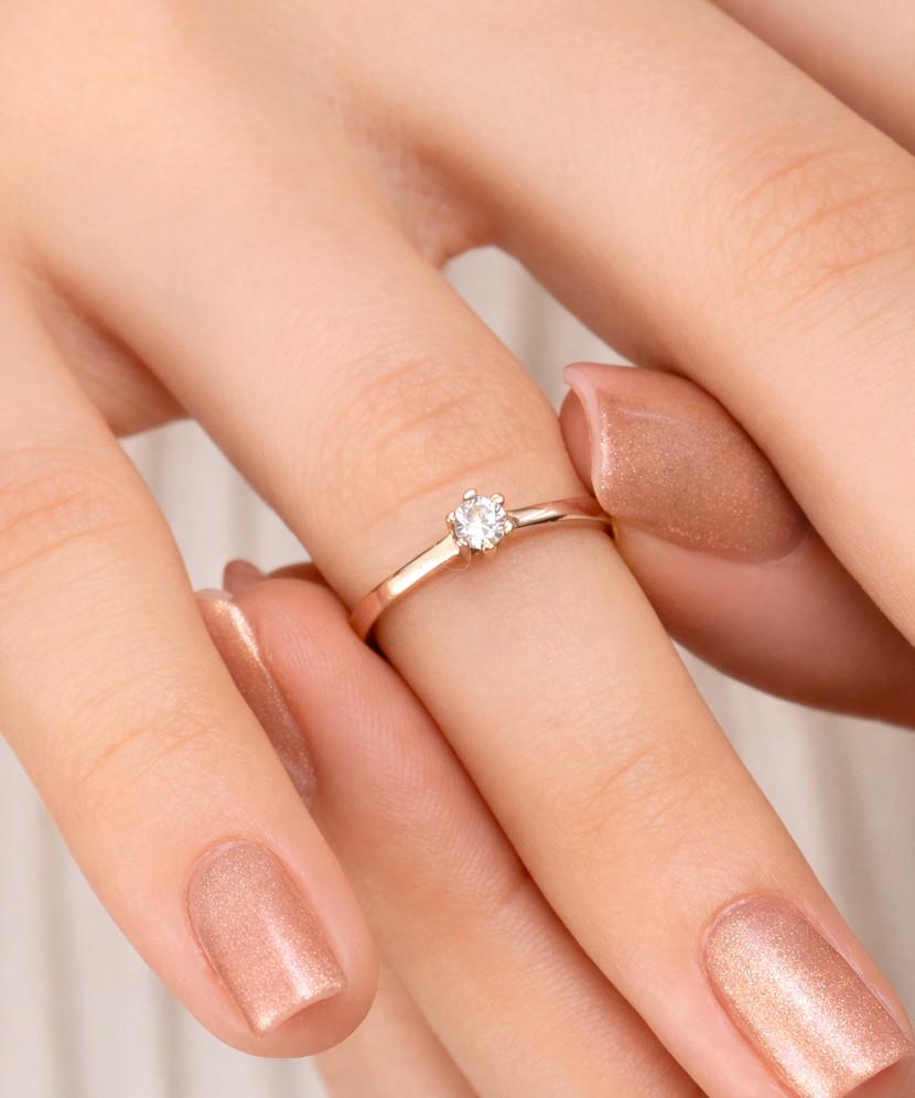 Kuldsõrmus tsirkoonidega