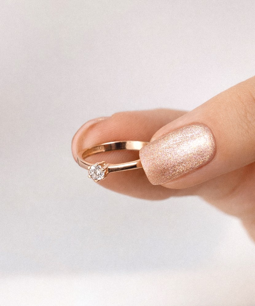 Kuldsõrmus tsirkoonidega