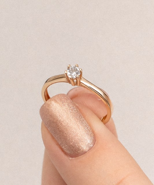 Kuldsõrmus tsirkoonidega