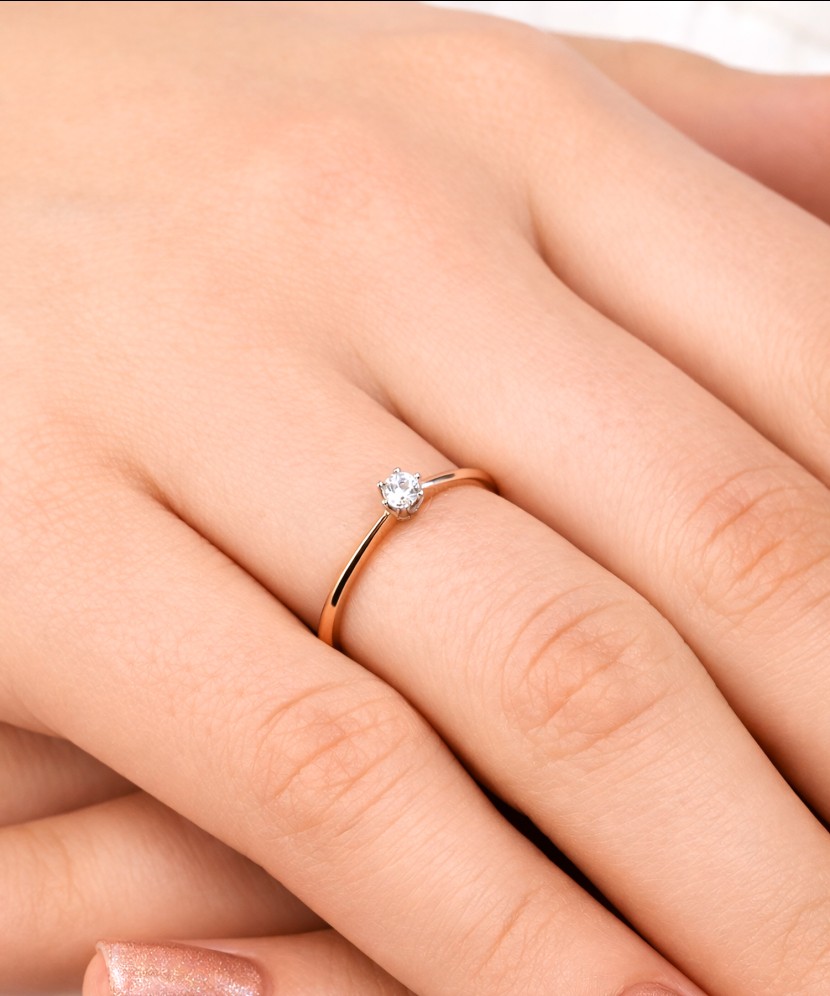 Kuldsõrmus tsirkoonidega