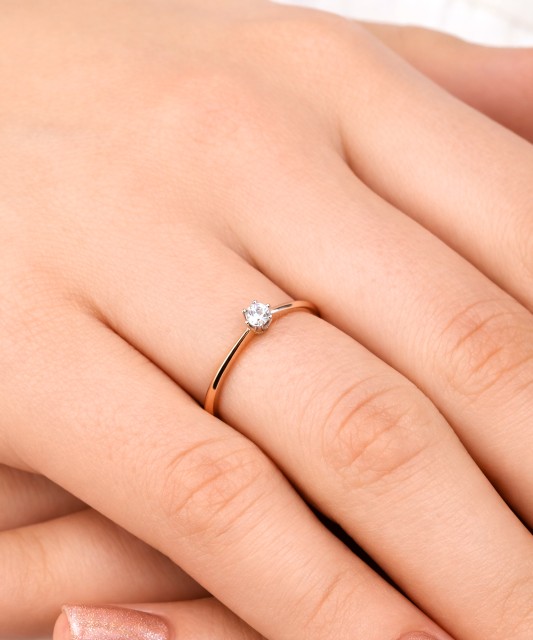 Kuldsõrmus tsirkoonidega