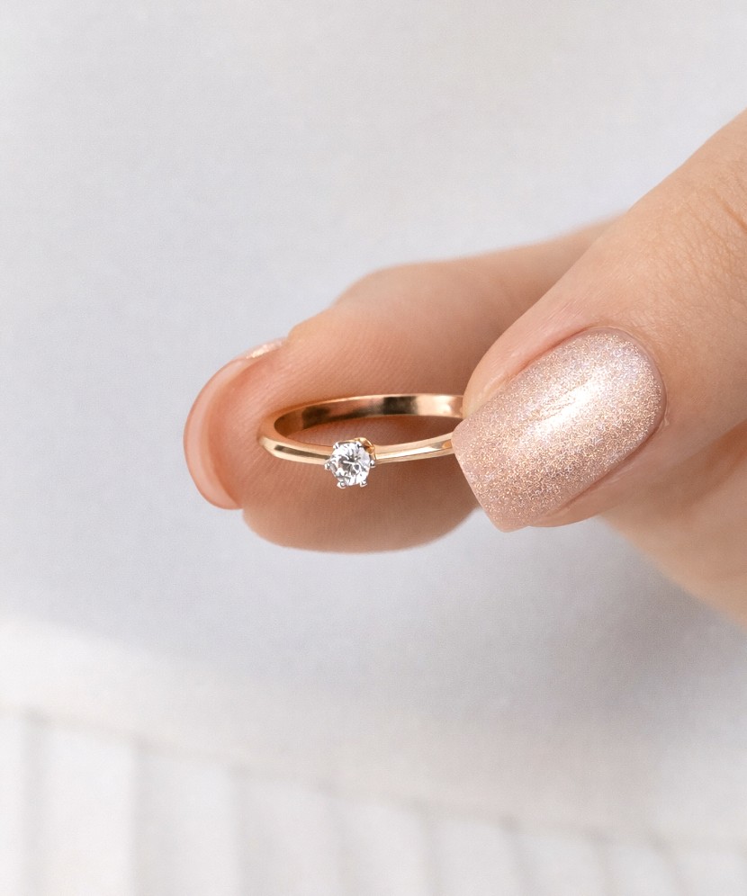 Kuldsõrmus tsirkoonidega