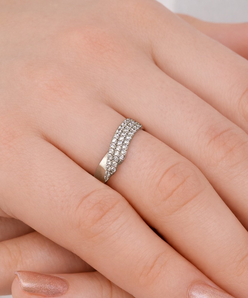 Valgest kullast sõrmus tsirkoonidega