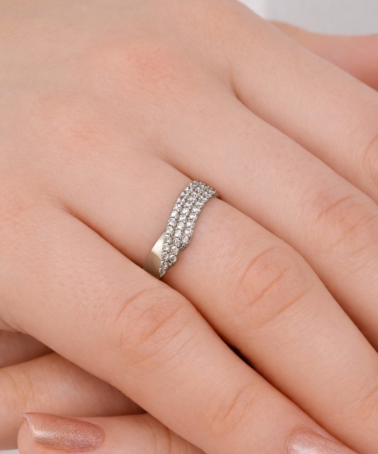 Valgest kullast sõrmus tsirkoonidega