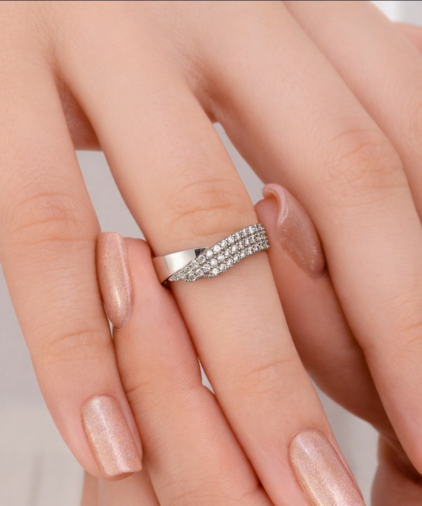 Valgest kullast sõrmus tsirkoonidega