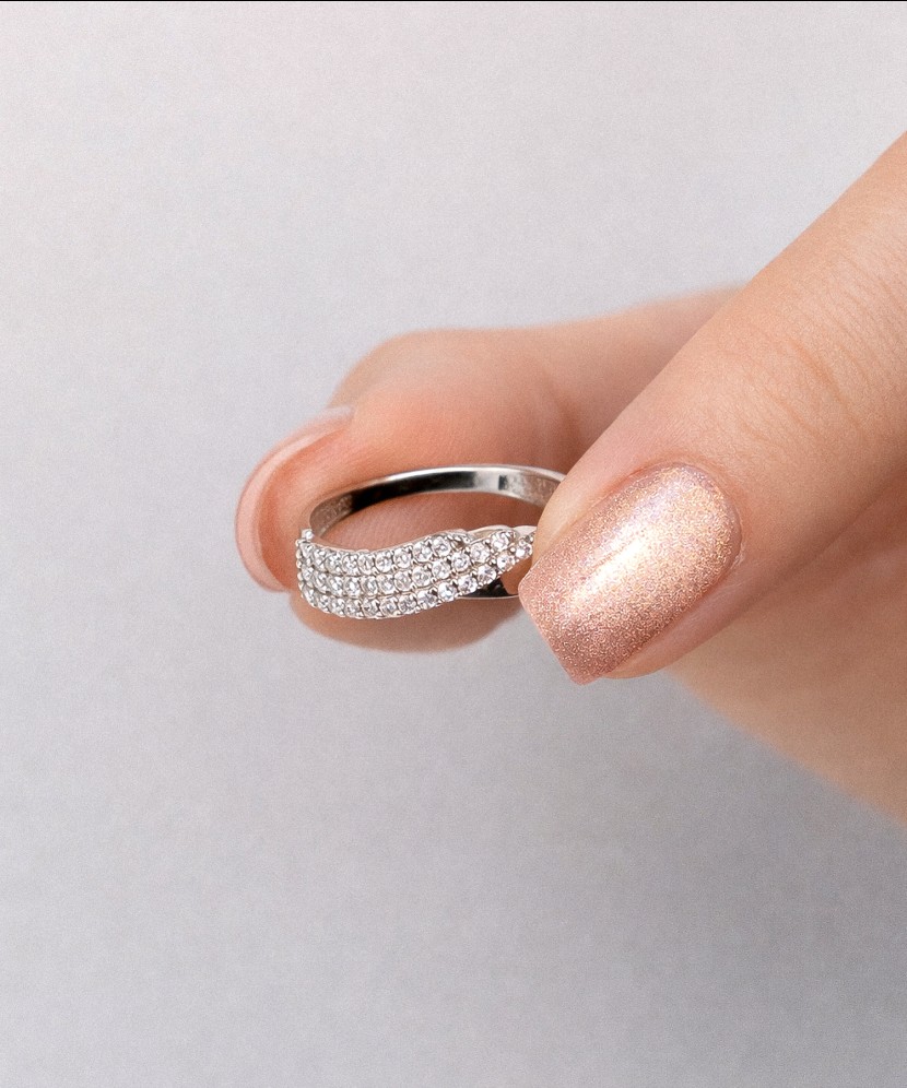 Valgest kullast sõrmus tsirkoonidega