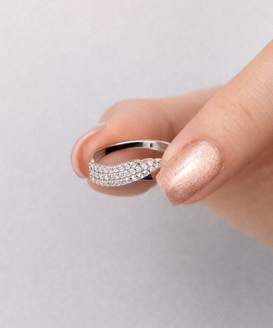 Valgest kullast sõrmus tsirkoonidega