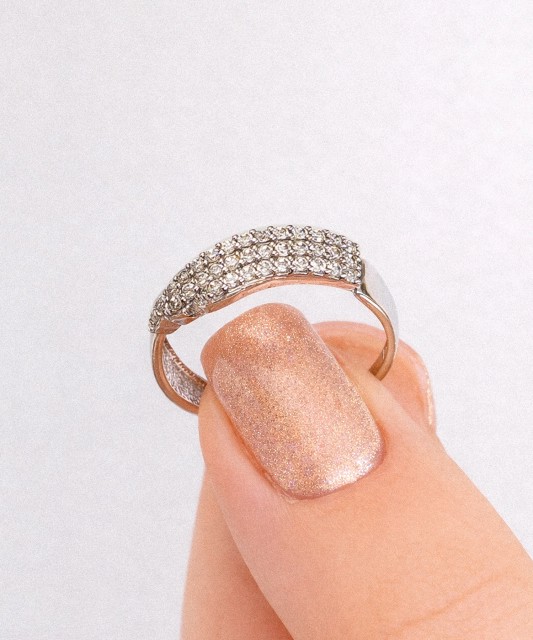 Valgest kullast sõrmus tsirkoonidega