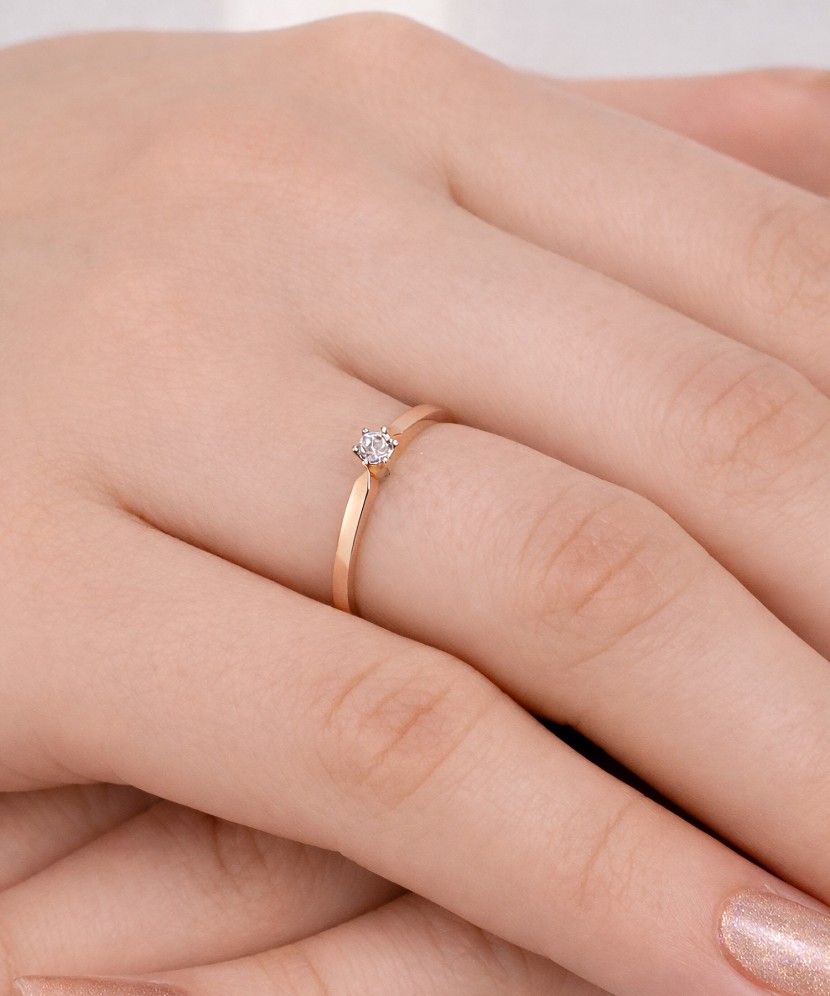 Kuldsõrmus tsirkoonidega