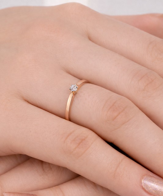 Kuldsõrmus tsirkoonidega