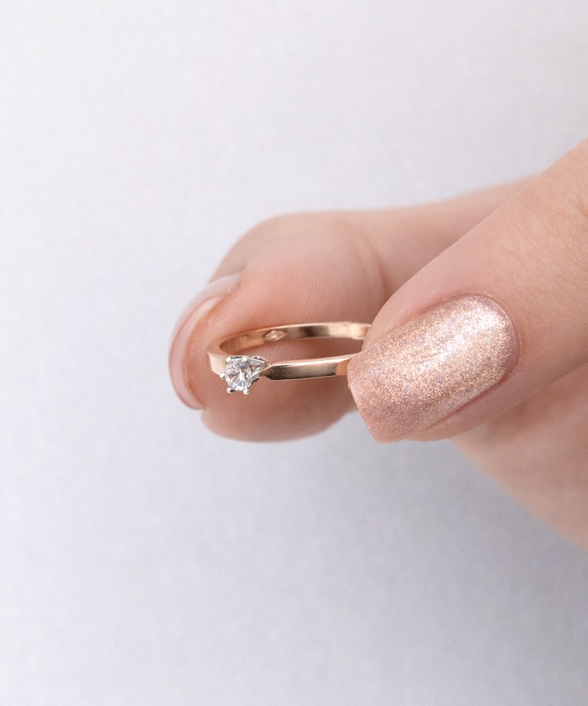 Kuldsõrmus tsirkoonidega