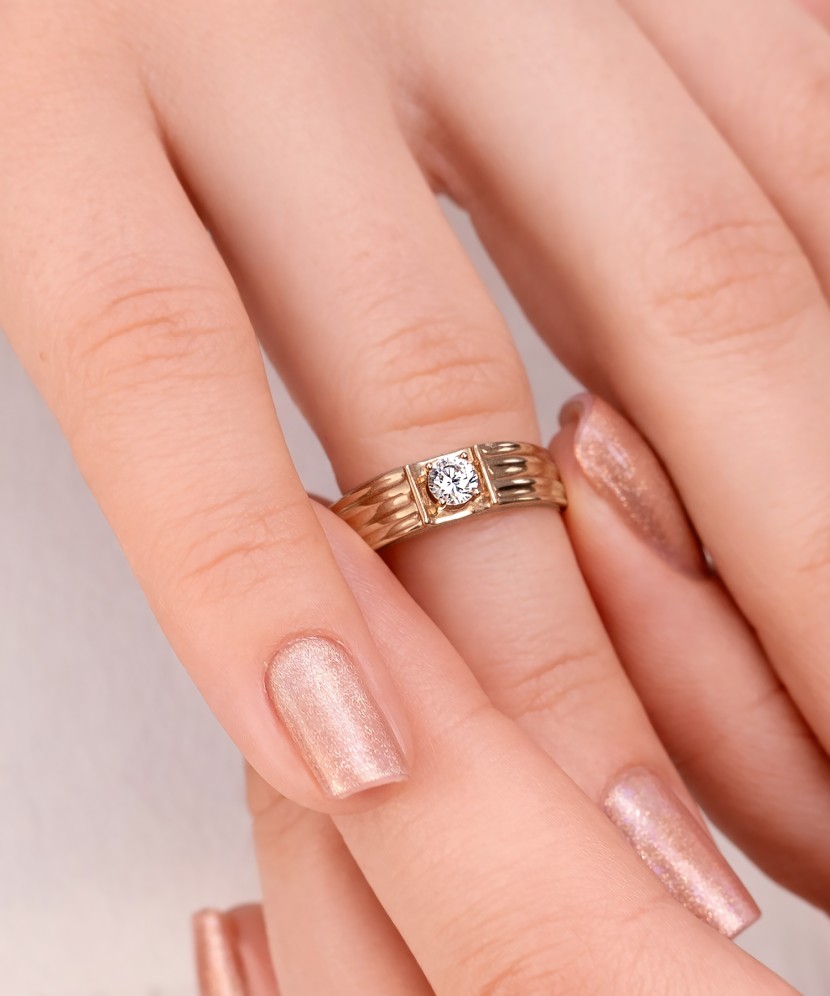 Kuldsõrmus tsirkoonidega