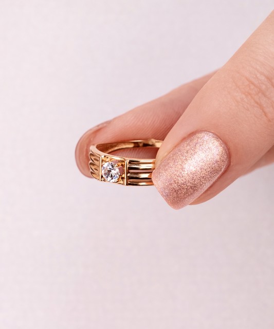 Kuldsõrmus tsirkoonidega