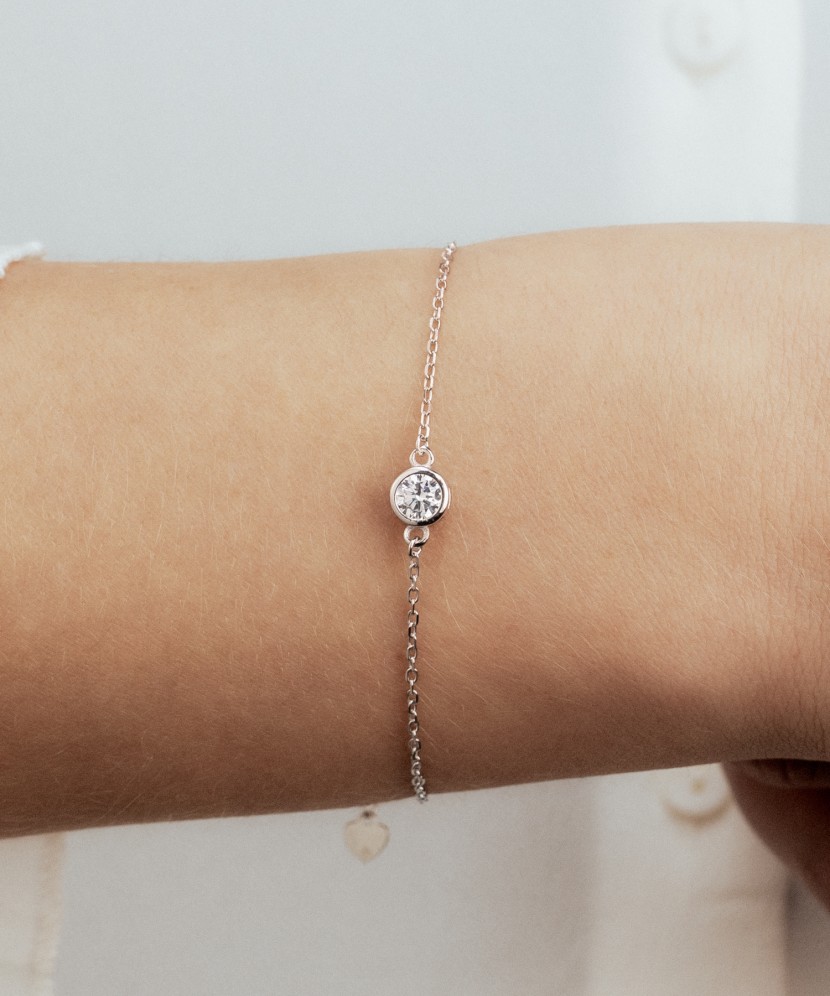 Hõbekäevõru tsirkoonidega