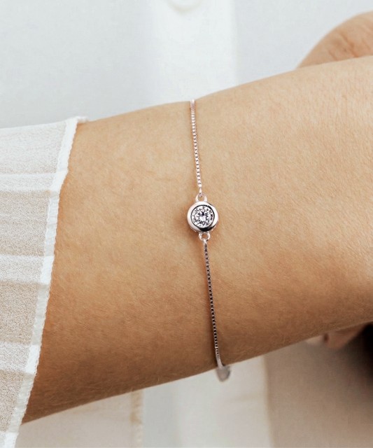 Hõbekäevõru tsirkoonidega