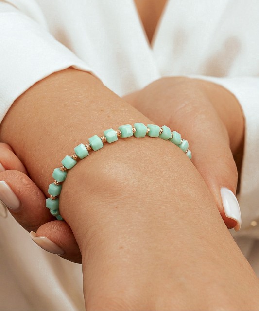 Браслет из нитей с золотом и ониксом