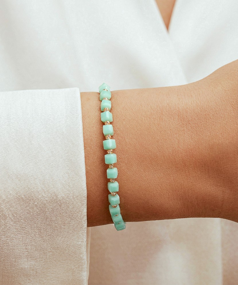 Lõngast käevõru kulla ja oonüksitega