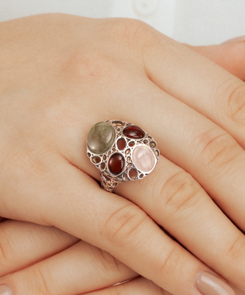 Hõbesõrmus merevaigu ja labradoriidiga