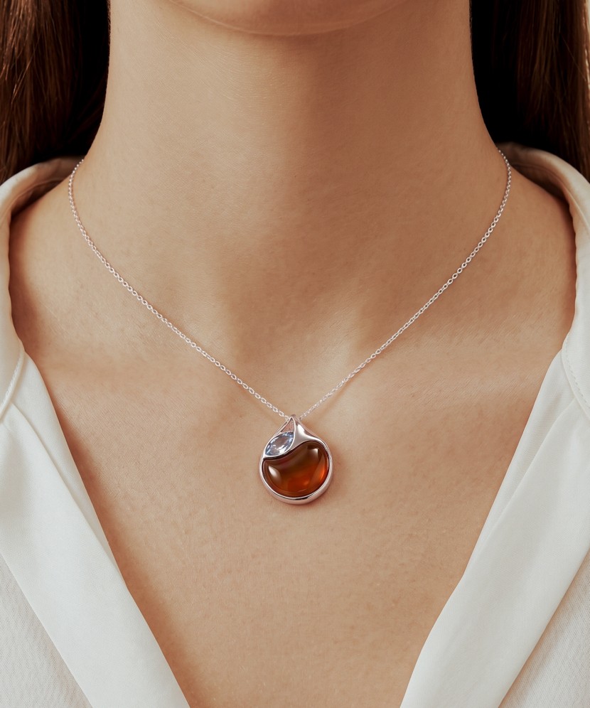 Hõbedane ripats merevaigu ja topaasiga