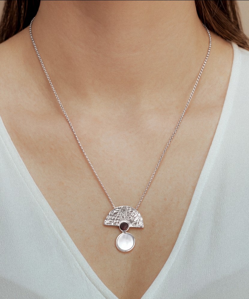 Hõbekett merevaigu ja pärlmutterripatsiga