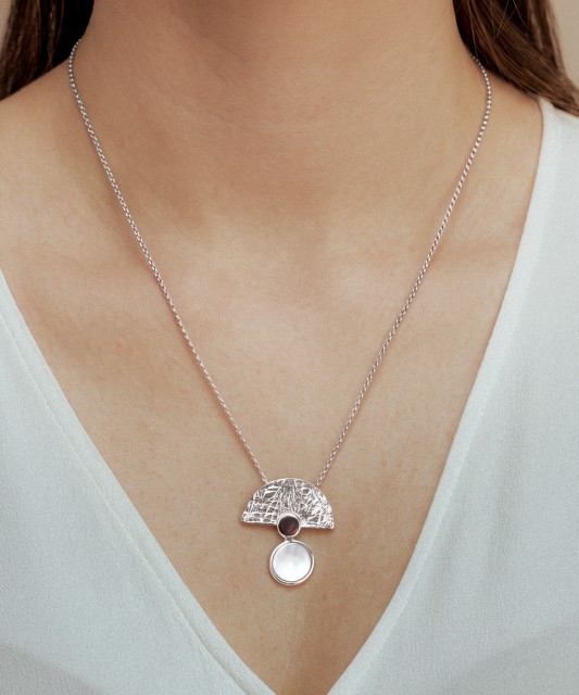 Серебряная цепочка с подвеской из янтаря и перламутра.