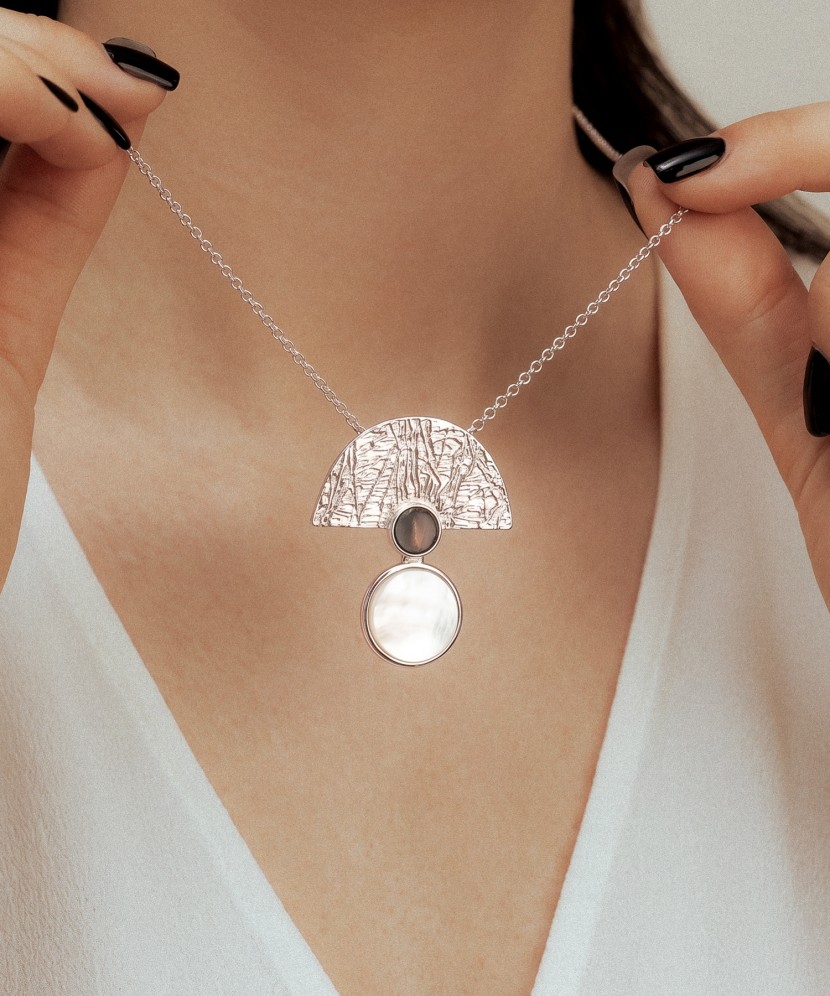 Hõbekett merevaigu ja pärlmutterripatsiga