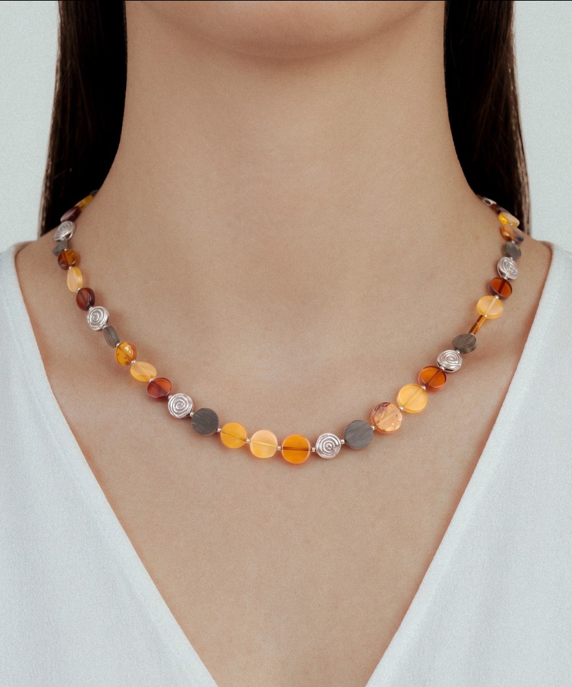 Колье с янтарем и деревом