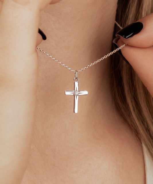 Подвеска из белого золота с бриллиантом "крест"