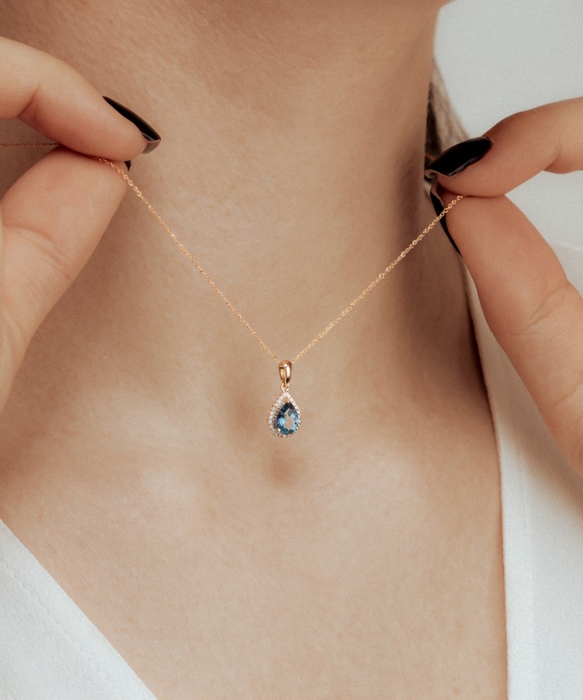 Kuldne ripats teemantide ja Londoni topaasiga