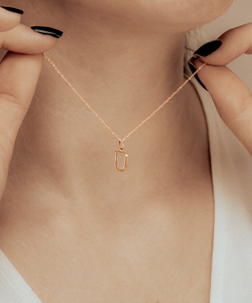 Золотой кулон с бриллиантом, буква U