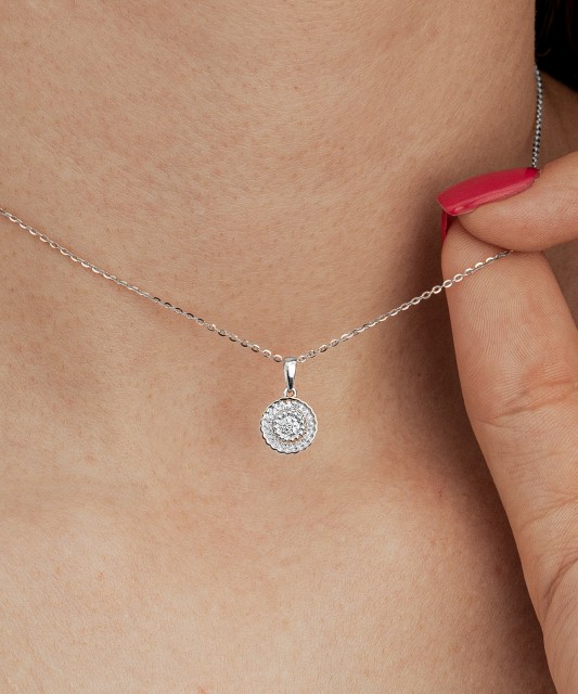 Кулон из белого золота с бриллиантами