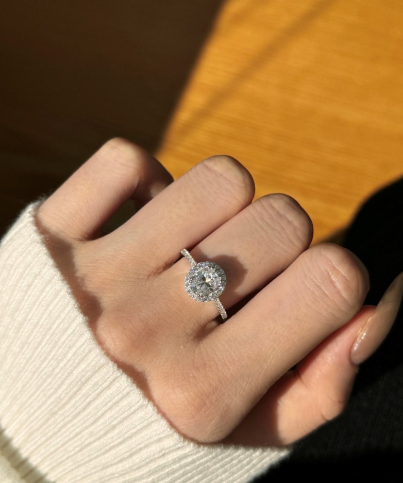 Серебряное кольцо с муассанитами 1,5 карат
