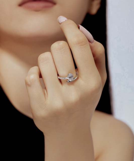 Кольцо из серебра с фианитами