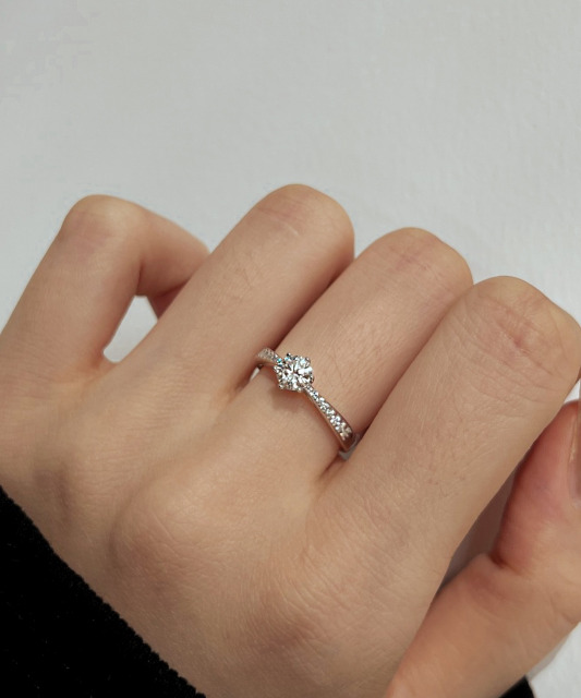 Hõbedast sõrmus moissaniitidega 0.5ct